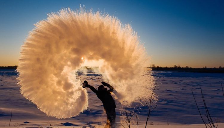 مياه ساخنه تتحول الى ثلج خلال لحظات في الهواء الطلق