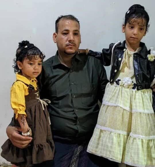 الشريحي مع طفلتيه